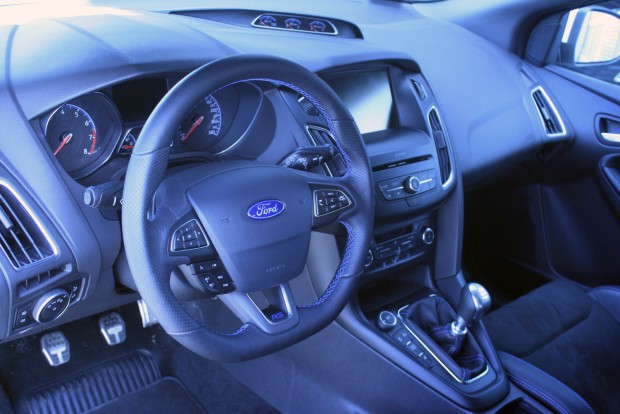 Ford Focus RS – Éleslövészet 11 Nagyon érzékeny és közvetlen a kormányzás, a volán kettőt sem fordul a két végpont között
