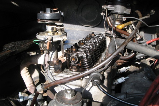 Szembenézés a rettenettel 1 Ma már nem látni ilyet. Nyomórudas, himbás, azaz OHV motor, egyszerű, csavaros szelephézag állítással. Persze az automatikus szelephézag-kiegyenlítők gondtalanabbak, de ha meghibásodnak, a cseréjük elég húzós