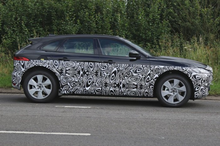 Jaguar C-SUV prototípus kémfotó