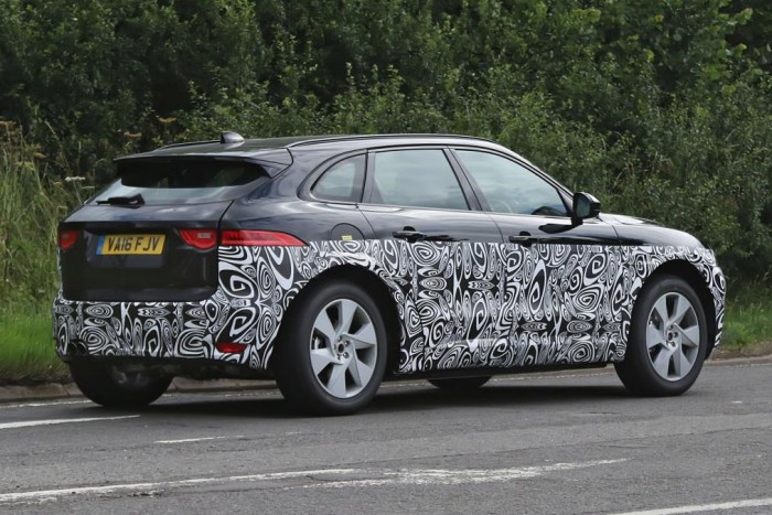 Jaguar C-SUV prototípus kémfotó