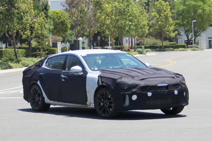 Négyajtós sportkupét fejleszt a Kia