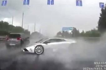 Esőben, autópályán sokallt be a lamborghinis