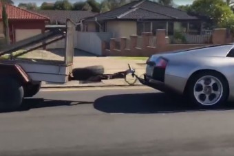 Na, mi van az utánfutón, amit a Lamborghini húz?