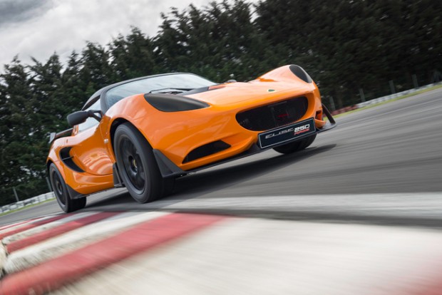 Kulcsrakész versenyautó Angliából