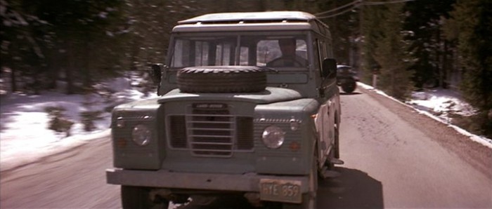 Csinos SIII-as Land Rover. Vicces, hoyg Stalone ordibálás nélkül tud benne beszélni,. A való életben ez nem menne neki.