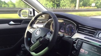 A világ hülyéje robotpilótát tákolt Volkswagenjébe