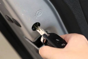 Kiszakadó biztonsági övek, kioldó gyerekzárak