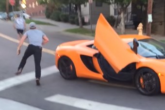 Gördeszkával verte be a 70 milliós autó ablakát