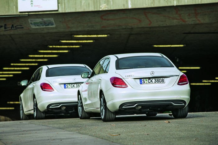 Megéri az erősebb motor? 8 Azonosak? Nemcsak egyformán néznek ki, hanem úgy is viselkednek. Hátul a C 220 d, előtte az izmosabb C 250 d