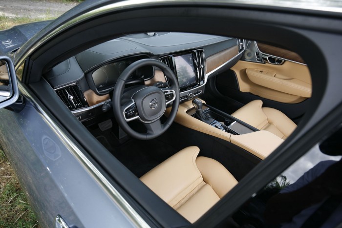 Volvo S90: nagy dobás 33 Finom anyagok veszik körül az utasokat odabent, a zajszigetelés elsőosztályú