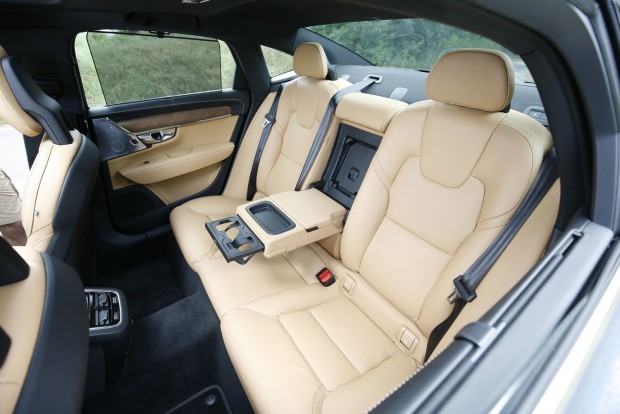 Volvo S90: nagy dobás 2 Hátul is bőséges a helykínálat