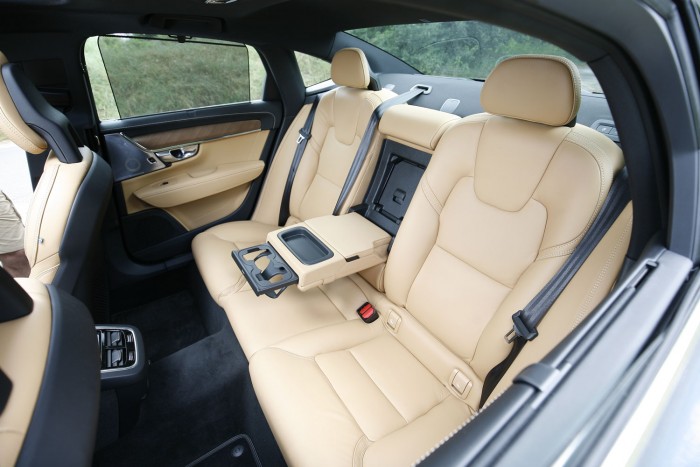 Volvo S90: nagy dobás 34 Hátul is bőséges a helykínálat