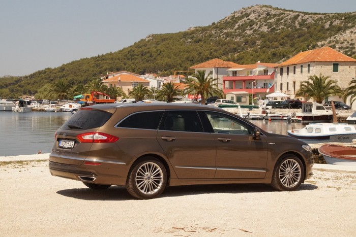 Akárhogy díszítik, Ford marad. De sebaj! 82 A SUV-ok, egyterűek divatosak, az alacsony építésű klasszikus nagy kombi pedig csendes, takarékos és gyors