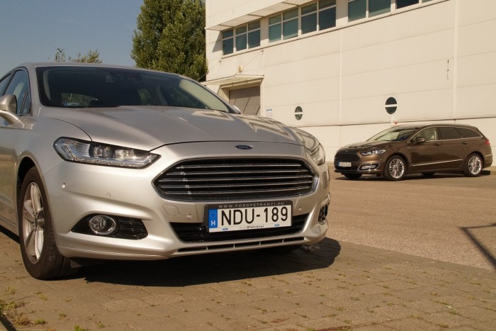 Akárhogy díszítik, Ford marad. De sebaj! 81 Elöl egy hétköznapi Mondeo, hátul a Vignale. Nem csak a hűtőmaszk más, a barna kocsihoz sok kapcsolt szolgáltatás is jár