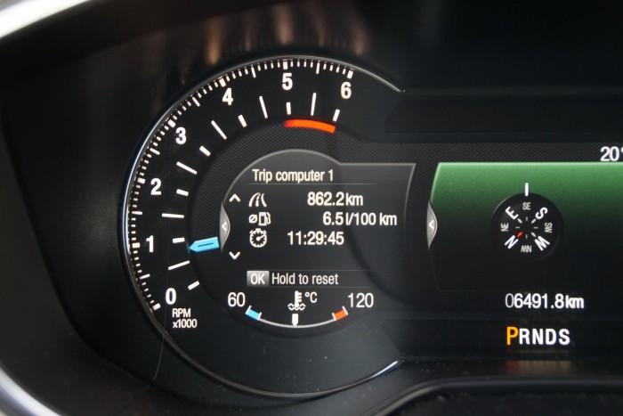 Akárhogy díszítik, Ford marad. De sebaj! 85 A kútnál mérve hét liter volt az átlag. 16 mázsás, nagy autó, Euro 6-os - nem rossz érték