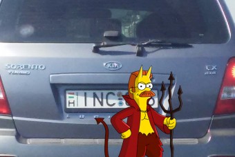 A Balatonnál fotózták az ördög rendszámát