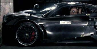 Nézd meg, hogy törik a Pagani Huayra!