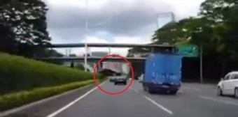 Meglepő balesetet úszott meg ez az autós