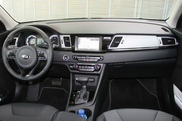 Kia Niro – Hibrid, nagyon másképp 5 Közepes a minőségérzet az utastérben. A központi érintőképernyő 7 vagy 8 collos lehet, jó a felbontása és gyorsan reagál