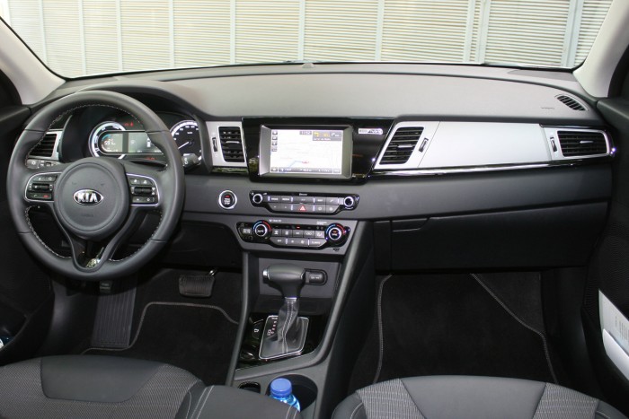 Kia Niro – Hibrid, nagyon másképp 6 Közepes a minőségérzet az utastérben. A központi érintőképernyő 7 vagy 8 collos lehet, jó a felbontása és gyorsan reagál