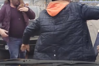 Öklözéssel ért véget az autós balhé