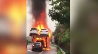 Tűzbe ment, életét kockáztatta egy új autóért