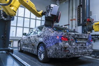 Világújdonsággal érkezik a következő BMW 5-ös