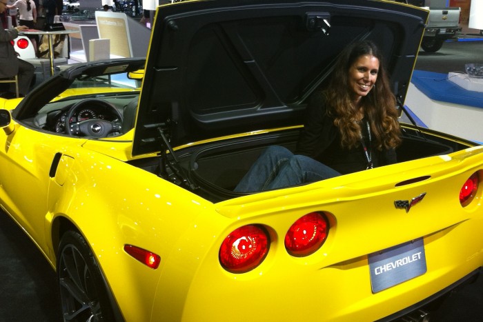 Sportkocsi csomagterében szállította gyerekeit 2 Az előző generációs (C6) Corvette Cabriolet csomagtere nem igazán alkalmas ember szállítására (forrás: /thriftyninja.net)