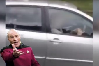 Ez a nő most tényleg azt csinálja vezetés közben, amit látunk?