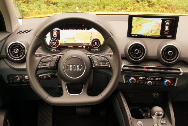 Mindentudó kis szabadidő-autó, Audi-minőségben 5 Máig nem lehet megszokni a színestévét a kormány mögött, a VW-csoporté a leglátványosabb virtuális műszeregység