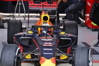 F1: A Red Bull megbuktatja a fejvédőt?