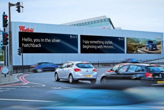 Jönnek az autófelismerő reklámtáblák