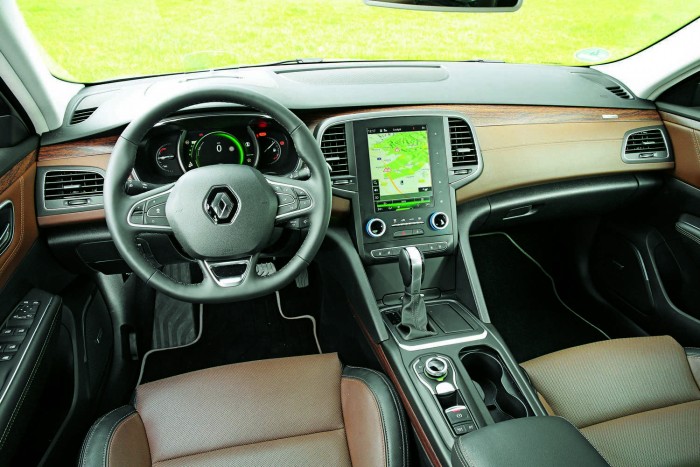 Elbír a Mondeóval és a Superbbel a Talisman? 3 A skandináv letisztultság példás, de ahogy a Volvo XC90 hasonlóan furfangos vezérlőpultja nem volt ínyünkre, úgy ez sem