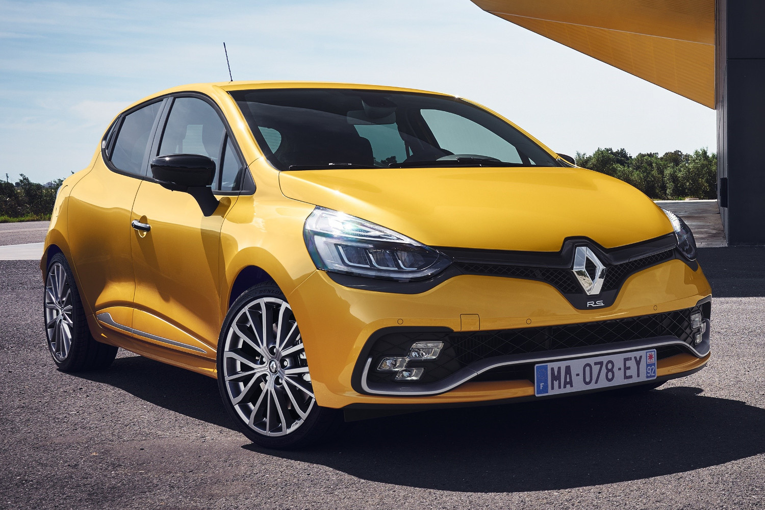 Megújult a Renault sportos kisautócsaládja 9