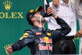 F1: Ricciardót megelőzték a cipőből ivással