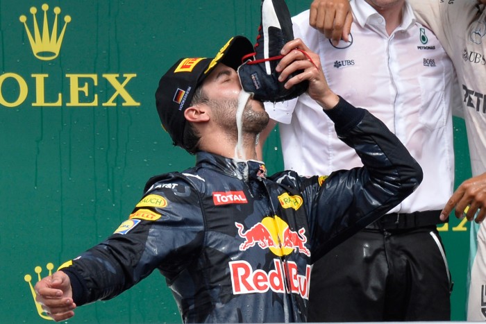 F1: Ricciardót megelőzték a cipőből ivással