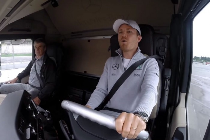 Kamionsofőrnek álltak az F1-es sztárok