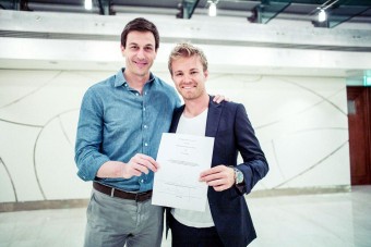 F1: A problémák tudatában hosszabbítottak Rosberggel