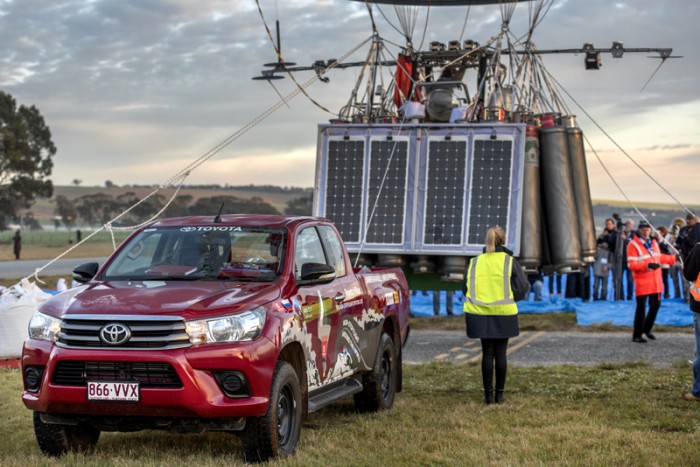 Toyota Hiluxszal repüli körbe a Földet egy orosz felfedező 2 | Vezess Round%20The%20World%20flight%20Start_Hilux_5