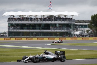 F1: Hamilton az élen a hazai pályán