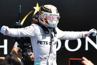 F1: Hamilton a repülője tetején pózolt, Hill beszólt