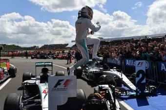 F1: Hamilton lazán nyert, de függőben a végeredmény