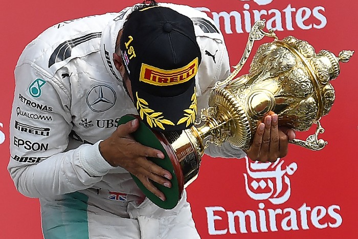 F1: Hamilton tökösséggel arcoskodott, ráfázott