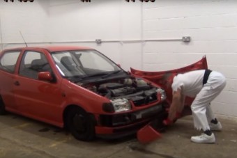 A kemények nem viszik bontóba az autót, puszta kézzel ütik szét