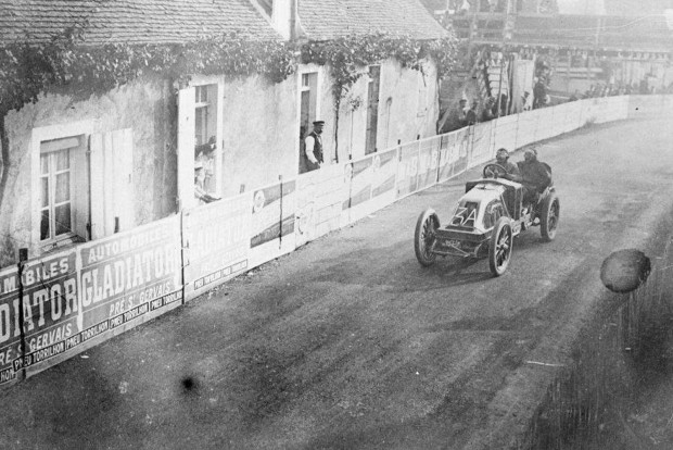 Gera Zoltánt az F1-ben is ismerik 4 90 lóerős volt Szisz autója, aki a gyors kerékcserékkel tudott sok időt nyerni az 1200 kilométer feletti távú, kétnapos versenyen