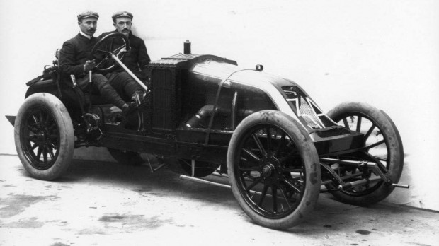 Gera Zoltánt az F1-ben is ismerik 3 Szisz Ferenc (a volánnál) versenyszerelőként kezdett, majd átvette a kormányt. 1944-ben halt meg Franciaországban
