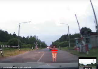 Letolt bugyival őrjöngött egy nő a vasúti síneken