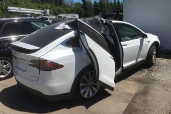 Letépte a nyitott kocsiajtót a garázstető