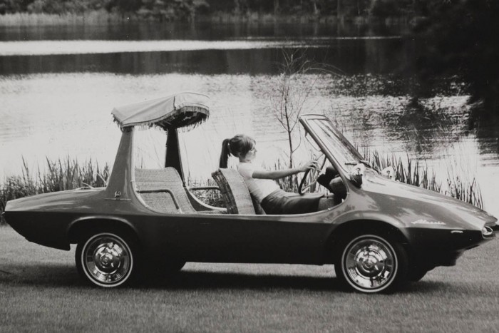 . A technikát a 746 köbcentis, kéthengeres, hátsókerék-hajtású DAF 32 adta