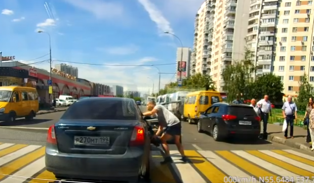 Van az úgy, hogy a gyalogos nyomja a full kretént